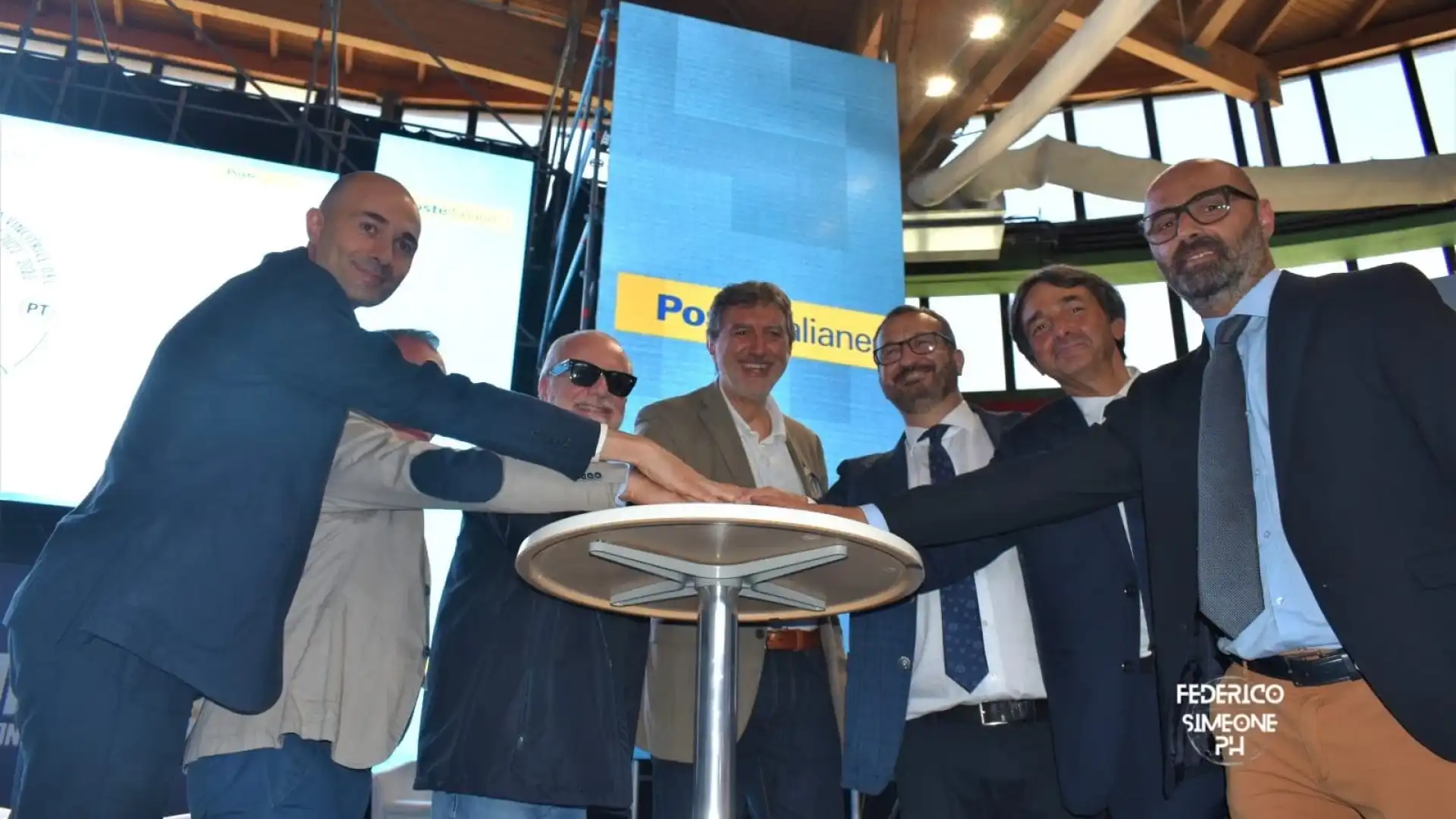 Un francobollo celebrativo per omaggiare i Campioni d'Italia del Napoli. L'evento questa mattina al Palasport cittadino. De Laurentiis: "Abruzzo con numeri notevoli. Staremo qui ancora 8 anni". Guarda il servizio.